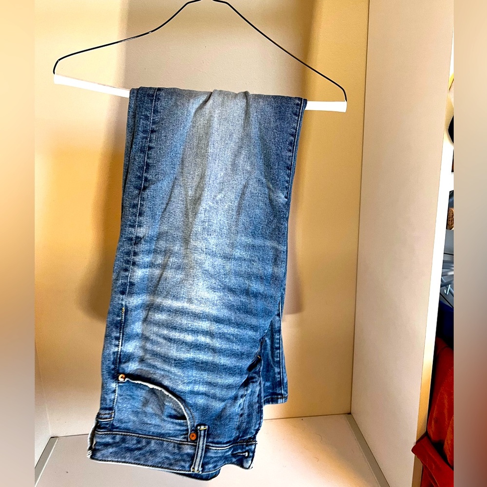 Light wash American Eagle Straight-Cut jeans, 34x34